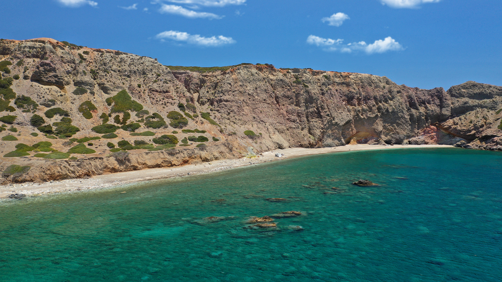 As falésias vulcânicas coloridas junto à praia de Paleochori