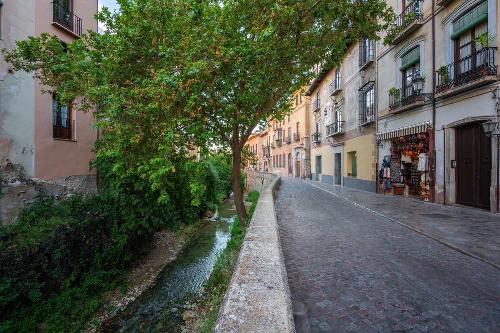 A famosa rua Carrera del Darro ao longo do rio Darro em Granada