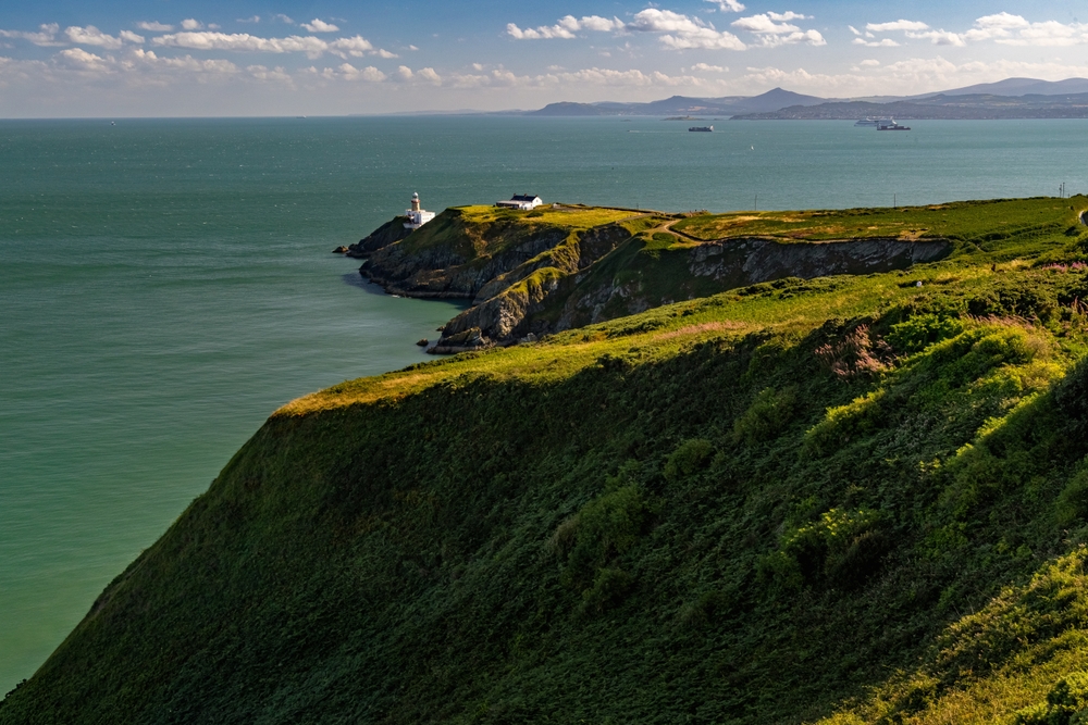 O farol Baily Lighthouse nas falésias de Howth, ao norte de Dublin