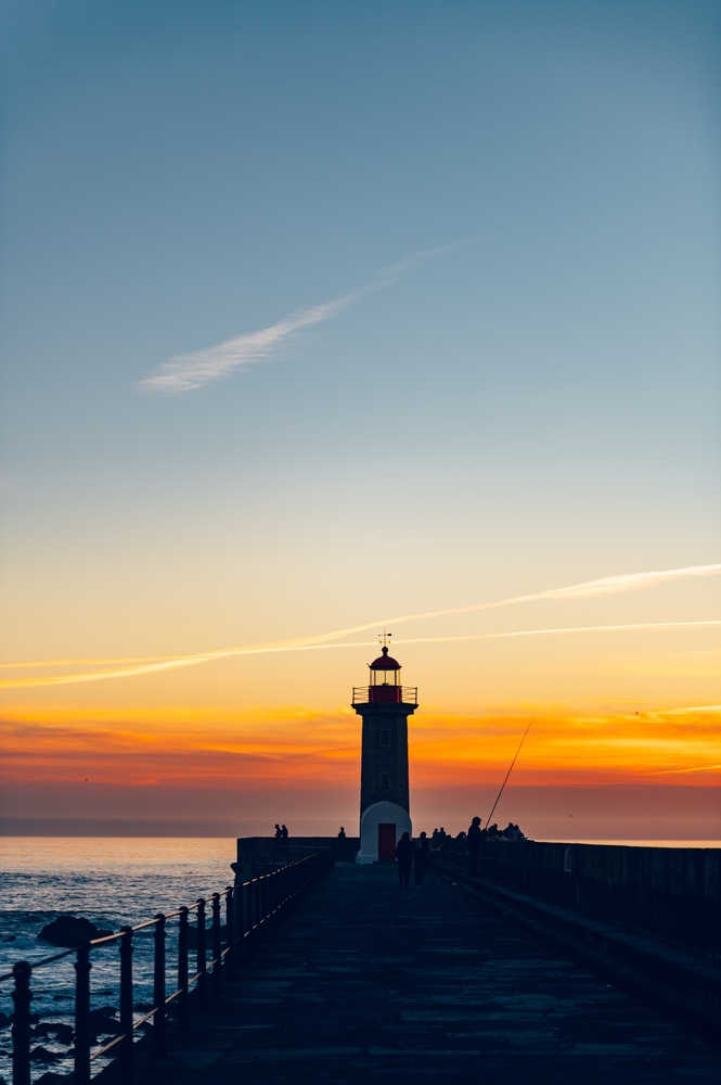 O farol Farolim de Felgueiras na Foz do Douro, no Porto, ao pôr do sol