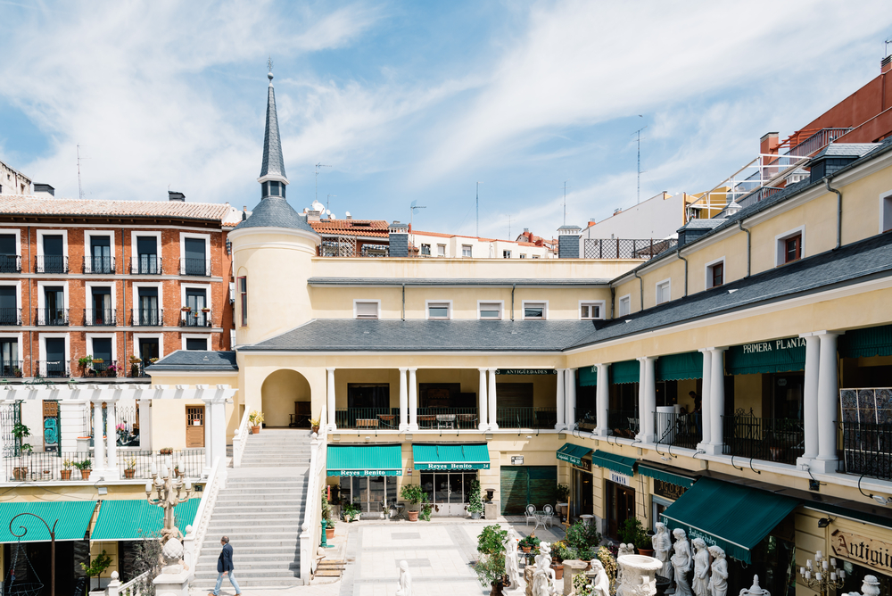A feira de domingo El Rastro nas ruas ao redor da Ribera de Curtidores, em Madri