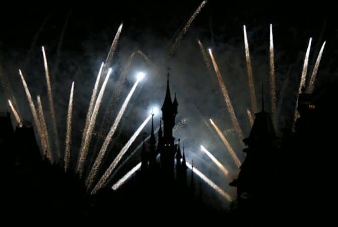 Fogos de artifício à noite na Disneyland Paris Fogos de artifício à noite na Disneyland Paris
