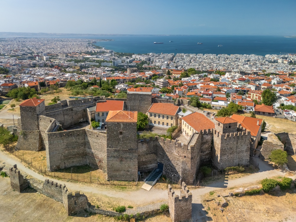 Foto aérea da fortaleza de Heptapyrgio (Yedi Kule) e das torres de Ano Poli em Tessalônica