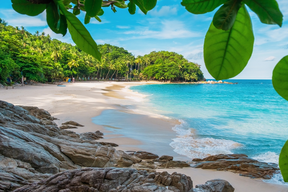 Freedom Beach, em Phuket, com coqueiros e água turquesa