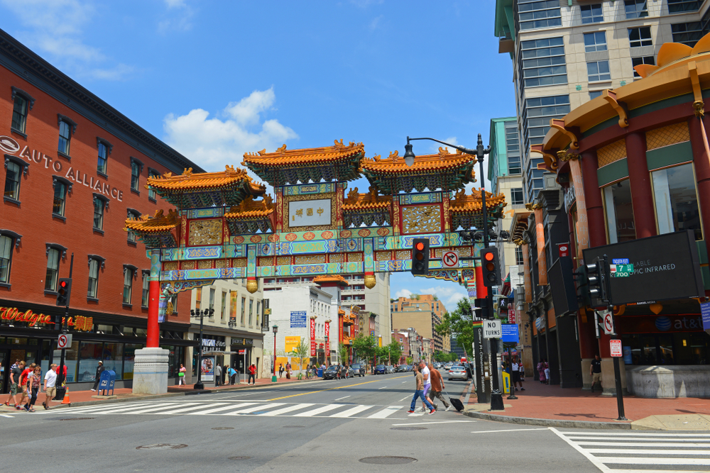O Friendship Archway sobre a H Street em Chinatown, em Penn Quarter