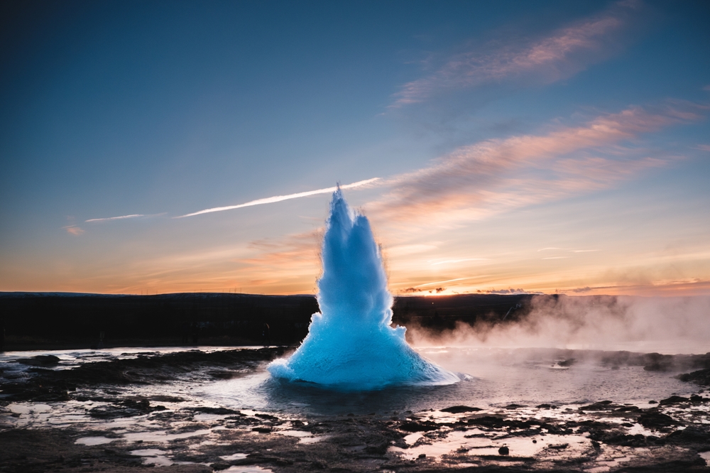 O gêiser Strokkur em erupção em Geysir, no Círculo Dourado