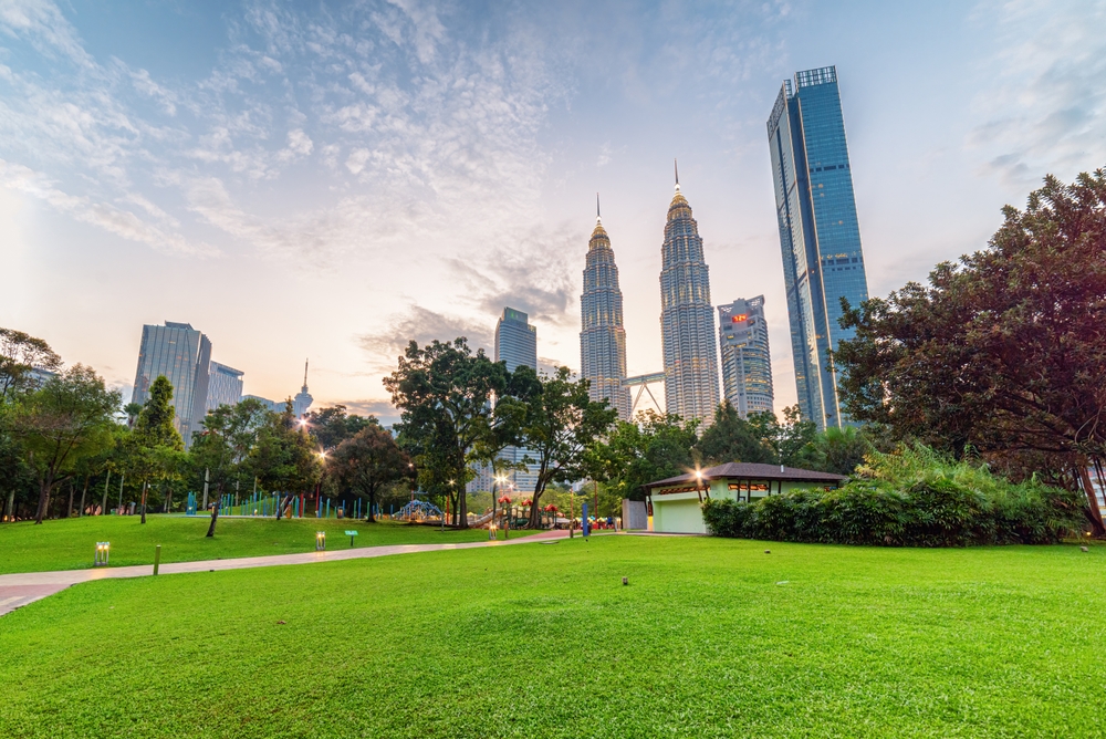 O gramado do KLCC Park com as Torres Petronas ao fundo