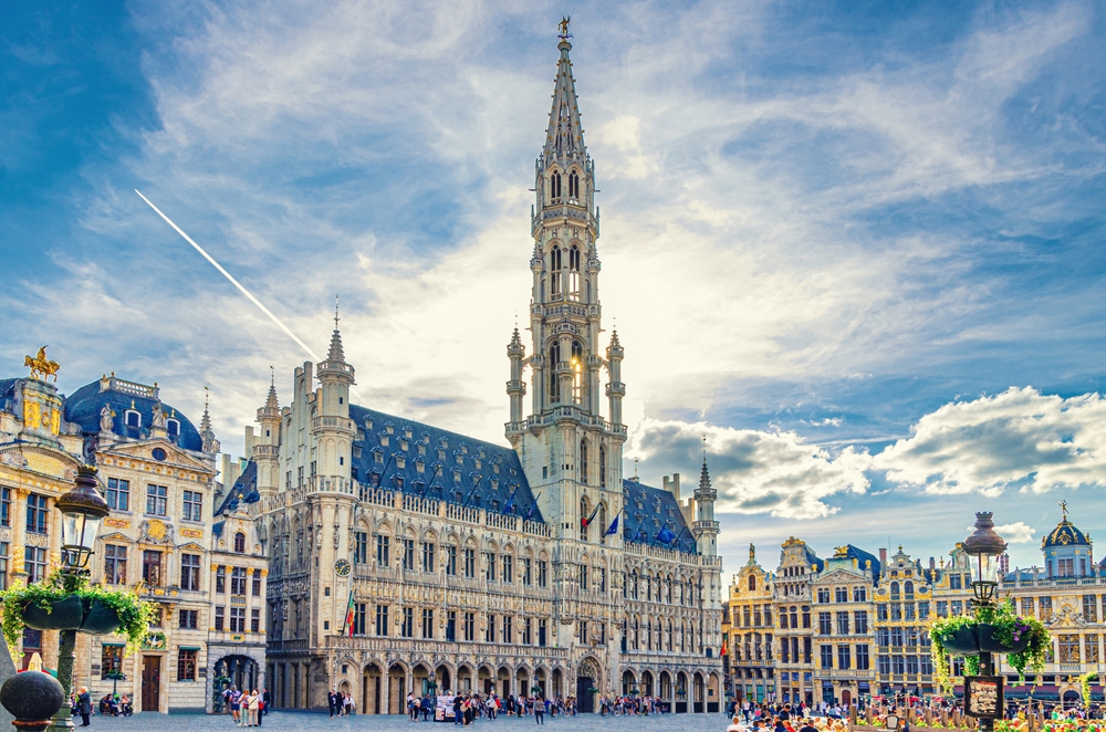 Grand Place de Bruxelas com a Prefeitura e as casas das guildas