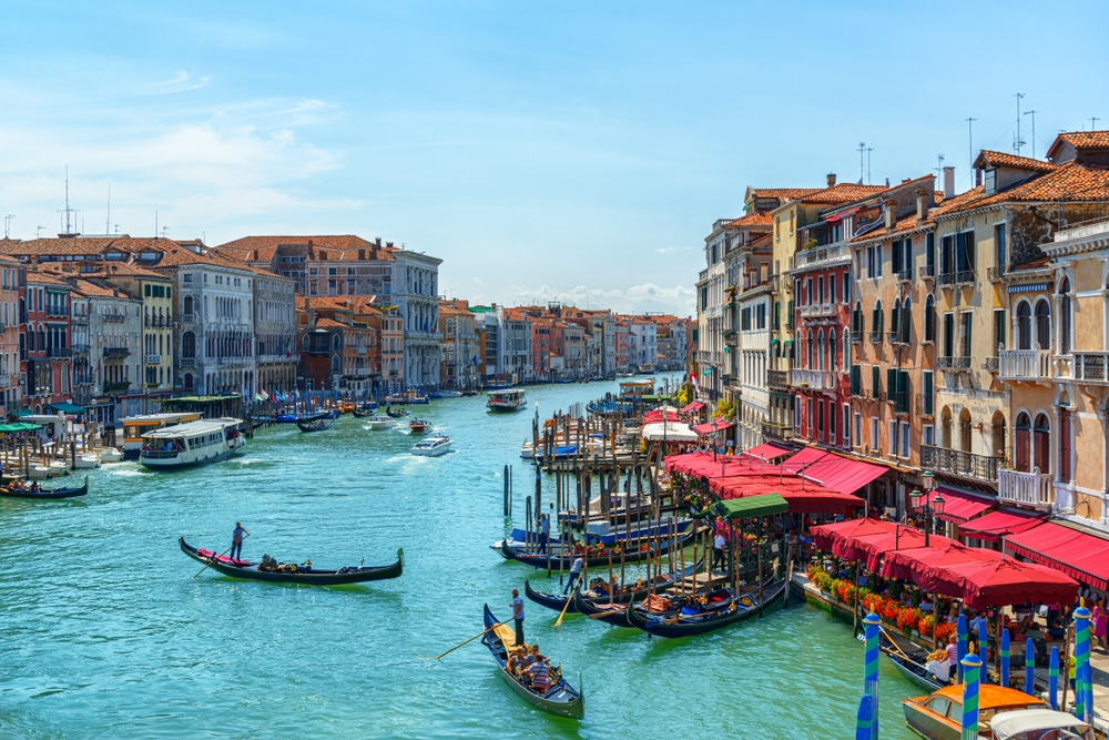 Grande Canal em Veneza com gôndolas e vaporettos vistos da Ponte de Rialto