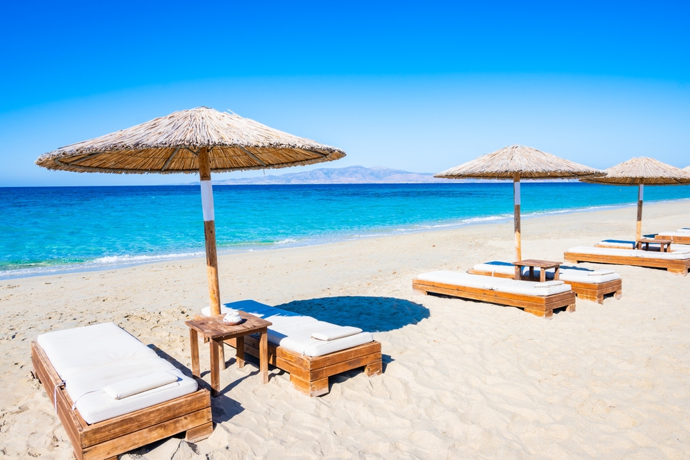 Guarda-sóis na praia de Plaka, em Naxos