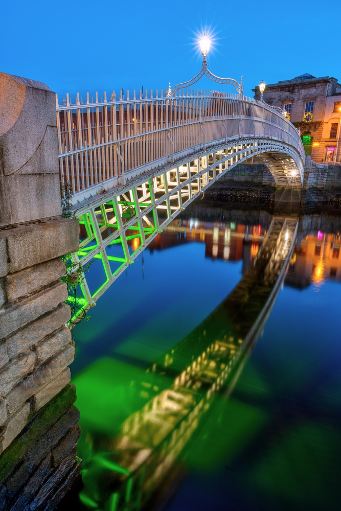 Ha'penny Bridge sobre o rio Liffey em Dublin ao entardecer