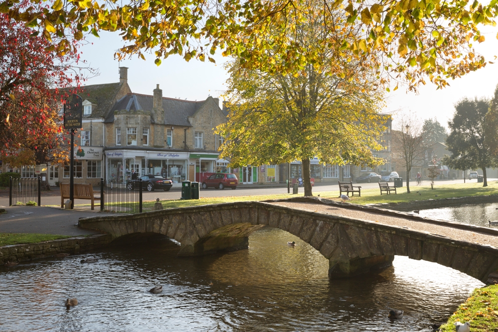 A High Street e a ponte sobre o rio Windrush em Bourton-on-the-Water