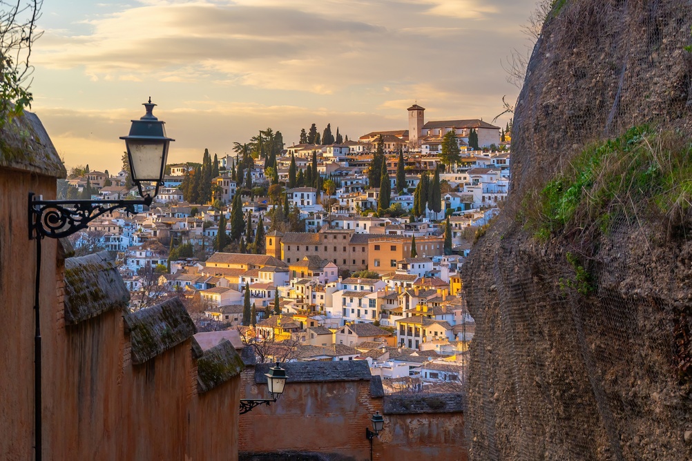 O histórico bairro do Albaicín visto de cima, com vista sobre Granada