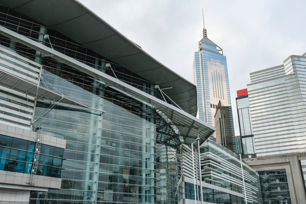 Hong Kong Convention and Exhibition Centre à beira da baía, em Wan Chai
