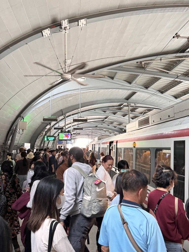Horário de pico no transporte público de Bangkok
