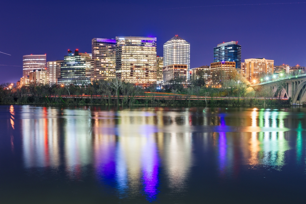 O horizonte de Rosslyn junto ao rio Potomac ao entardecer