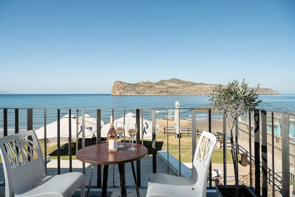 Hotel à beira da praia em Agia Marina