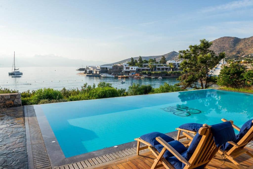 Hotel com piscina de borda infinita em Creta