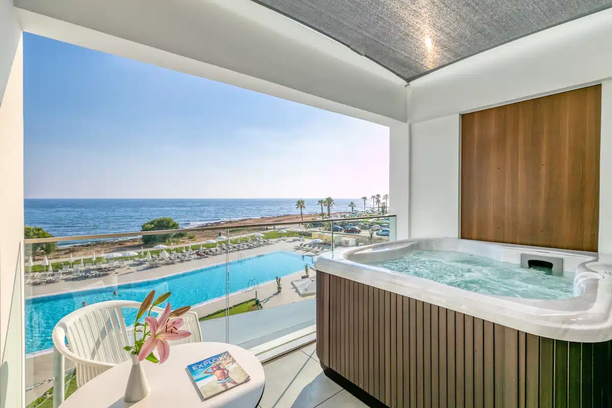 Hotel com spa em Pafos, suíte com hidromassagem privativa no terraço com vista para o mar