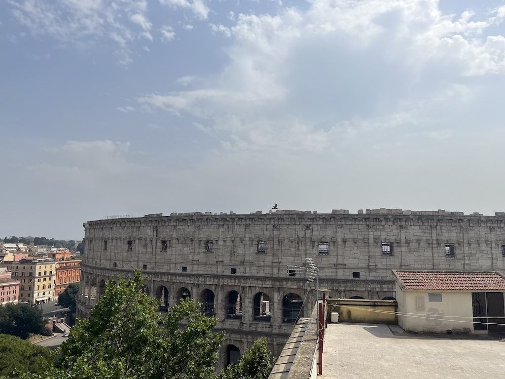 hotel com terraço e vista para o coliseu