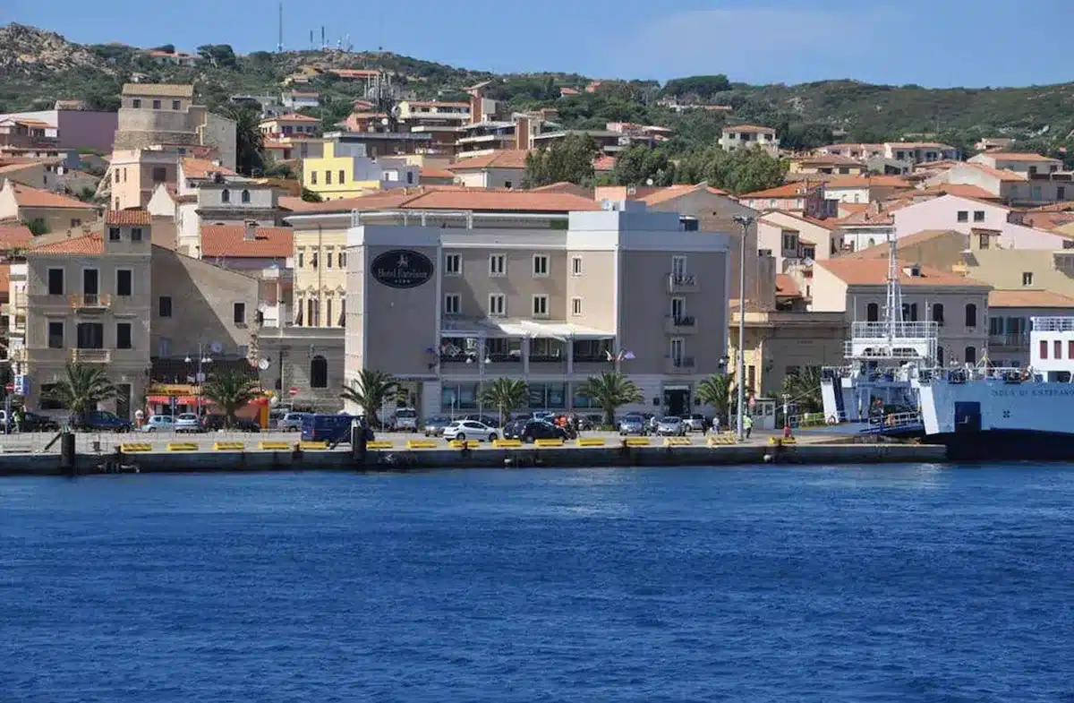 Hotel de frente para o porto em La Maddalena