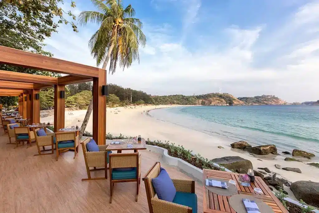 Hotel na praia de Nai Harn