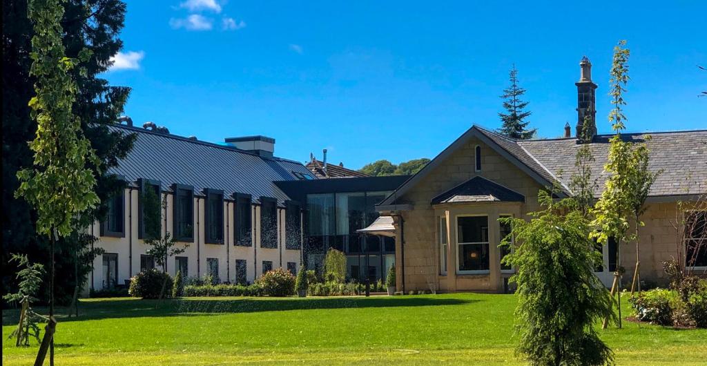 Hotel Ness Walk com gramado e árvores em Inverness