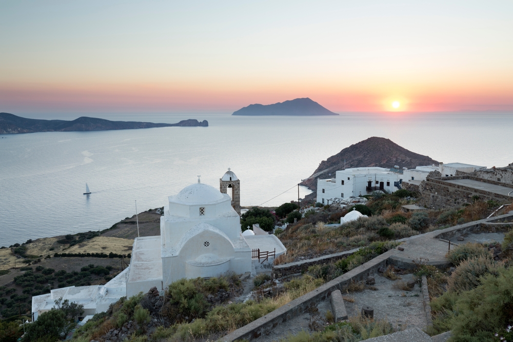 Igreja branca e a baía vistas do castelo em Plaka