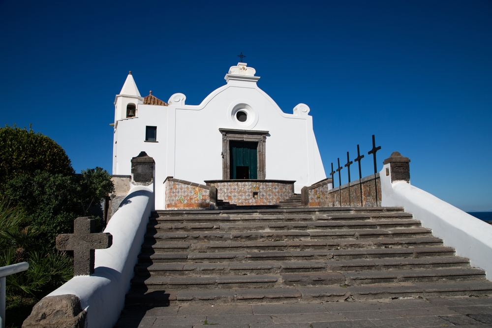 A igreja branca Chiesa del Soccorso, em Forio, na ilha de Ischia