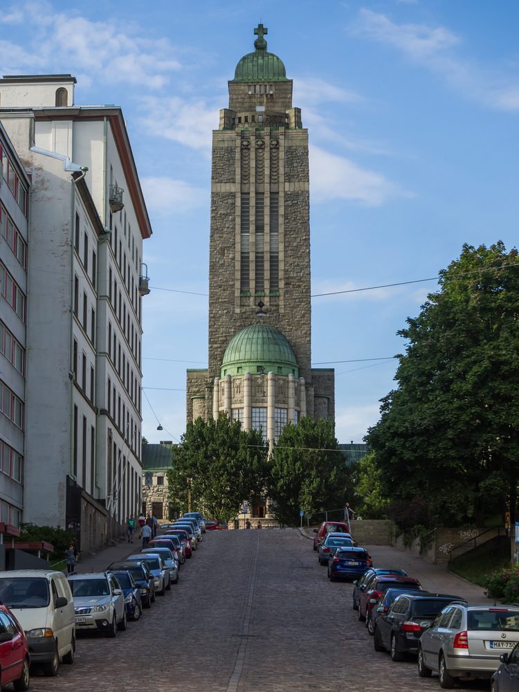 A Igreja de Kallio se erguendo acima do bairro de Kallio, em Helsinque