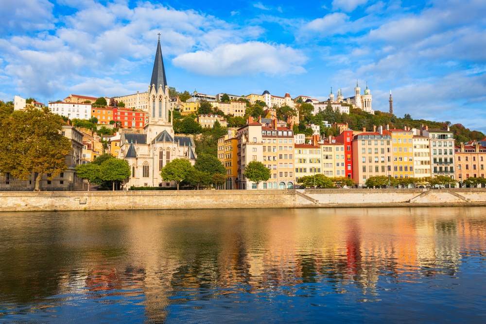 Igreja de Saint-Georges e o cais do Saône em Vieux Lyon