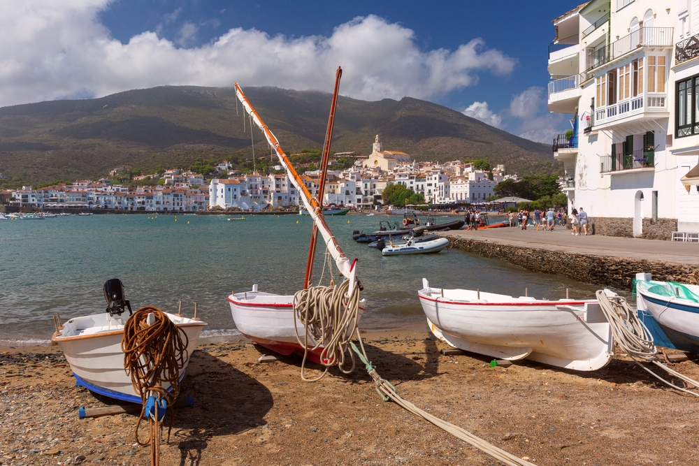 A igreja de Santa Maria e os barcos no porto de Cadaqués