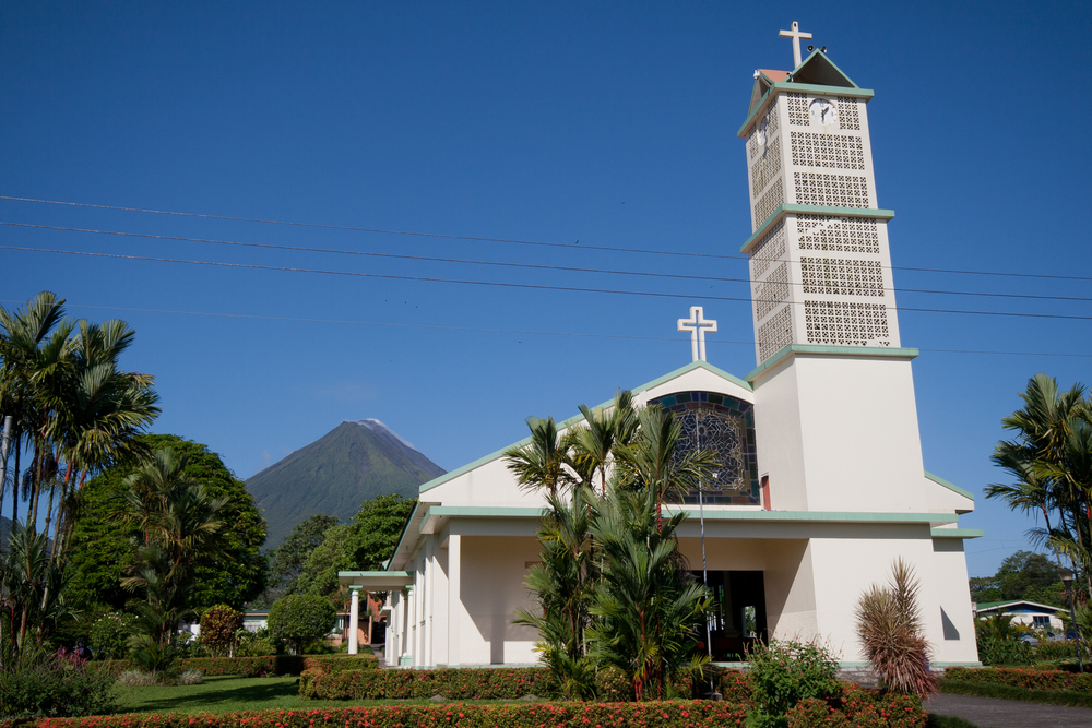 A igreja e a praça de La Fortuna com o Vulcão Arenal ao fundo
