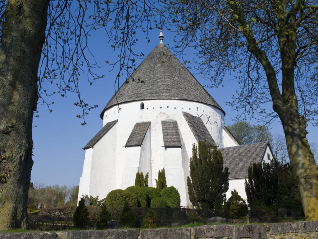 Igreja Redonda de Østerlars Igreja redonda medieval branca em Østerlars, Bornholm