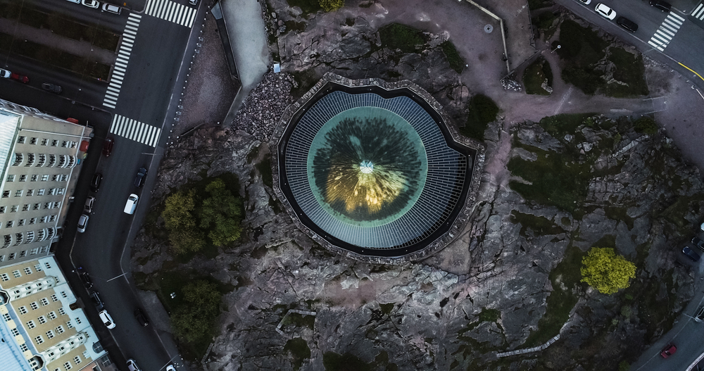 A Igreja Temppeliaukio, em Töölö, vista do alto ao nascer do sol