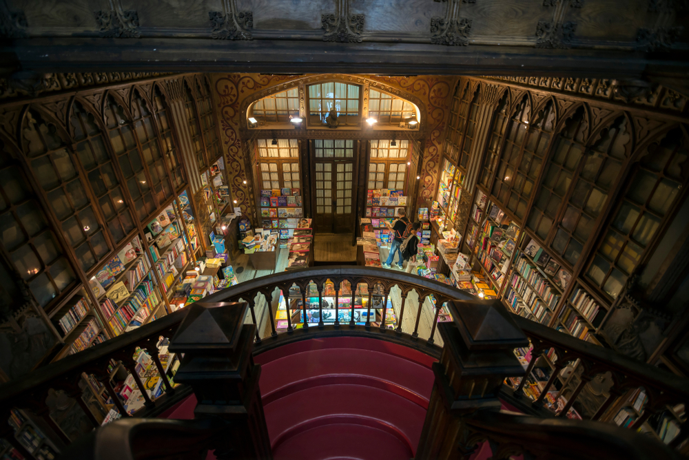 O interior da famosa Livraria Lello no Porto