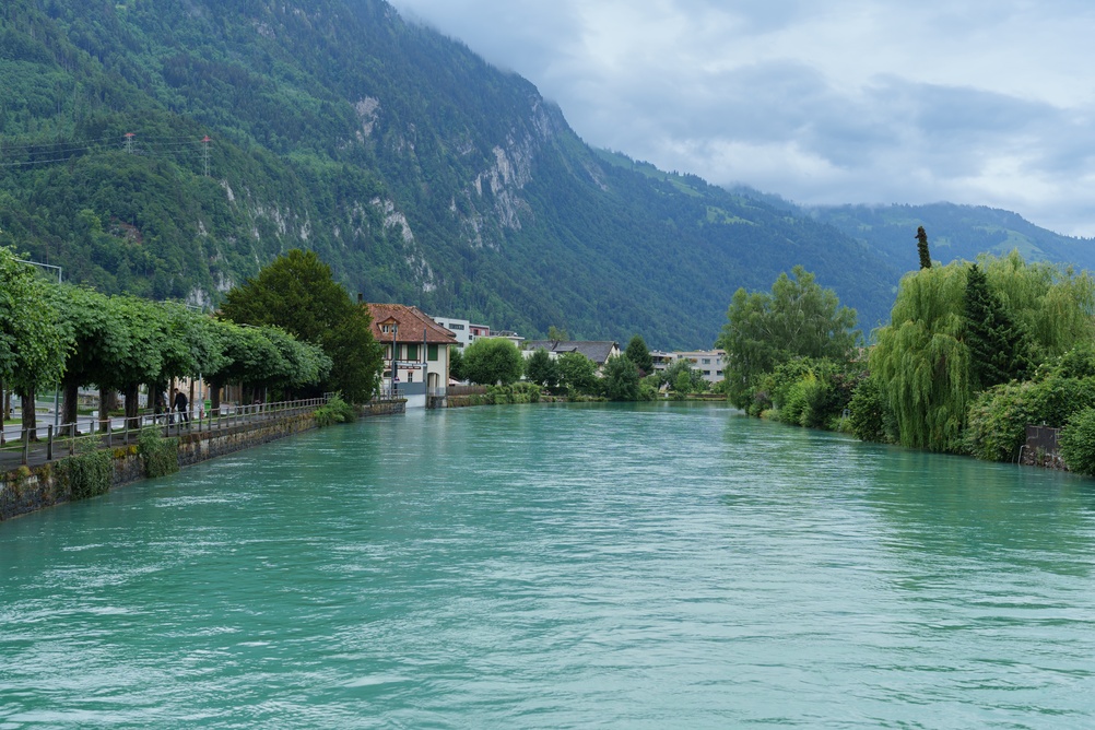 Interlaken West e o Rio Aare, na Suíça
