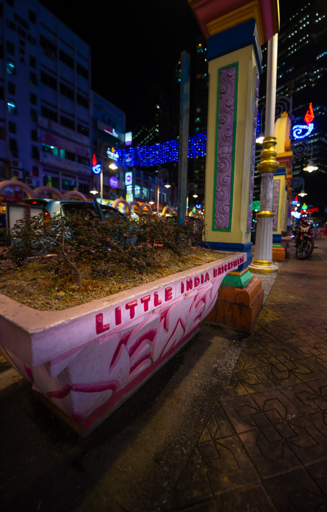 Jalan Tun Sambanthan na Little India de Brickfields, em Kuala Lumpur, à noite