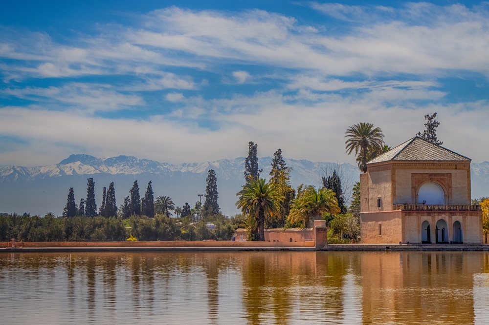 Jardins da Menara em Marrakech com o pavilhão e a Cordilheira do Atlas ao fundo