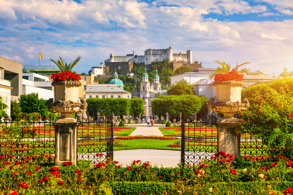 Os Jardins Mirabell em Salzburgo com a Fortaleza de Hohensalzburg ao fundo