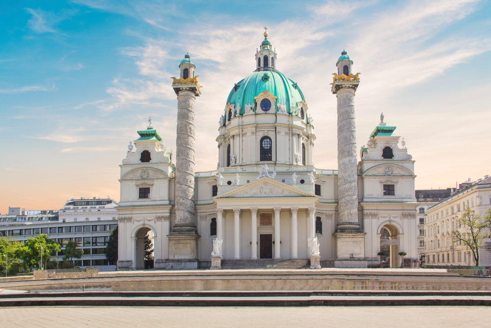 A Karlskirche na Karlsplatz em Viena