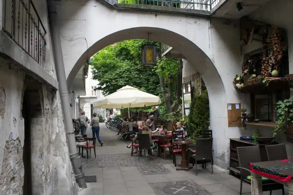 Kazimierz, melhor bairro para quem ama cultura e vida noturna 🎭