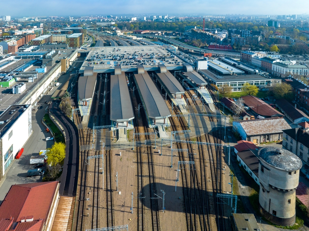 Kraków Główny, a estação ferroviária principal de Cracóvia, com suas plataformas cobertas