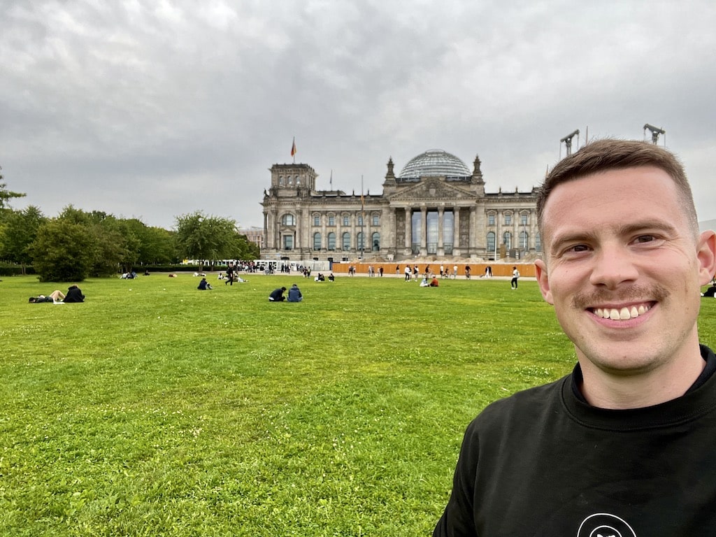 Kris em frente ao Reichstag de Berlim