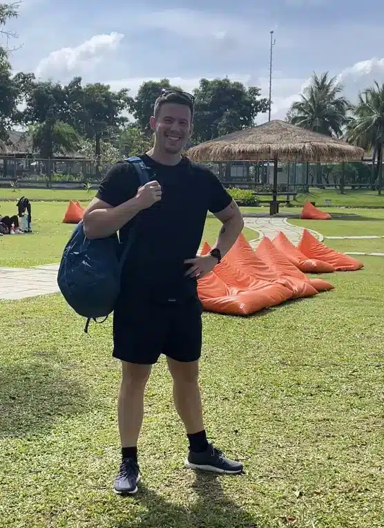 Kristoffer Føns, blogueiro de viagens, no Aeroporto de Koh Samui