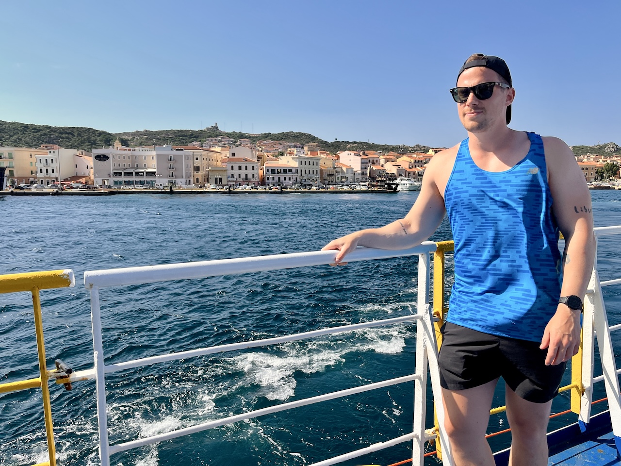Kristoffer Fons, blogueiro de viagens, na balsa de Palau para La Maddalena na Sardenha