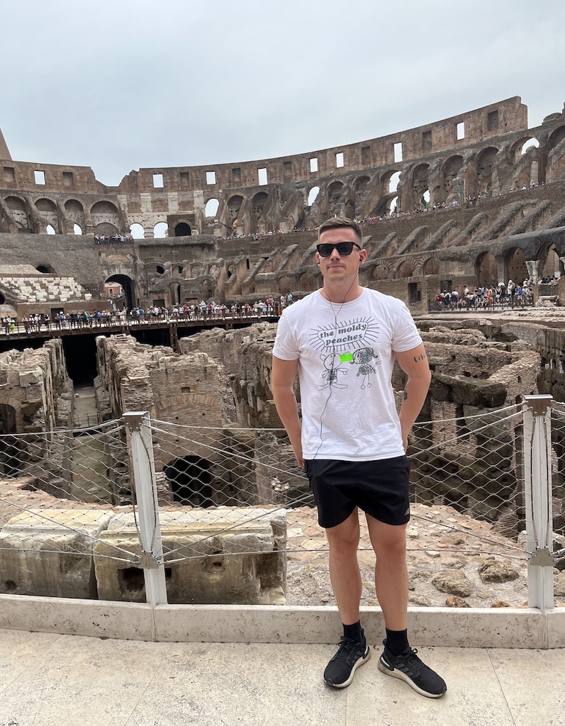 Kristoffer Fons, blogueiro de viagens, no Coliseu