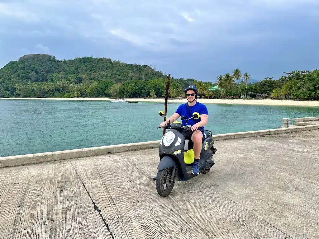 Kristoffer Fons, blogueiro de viagens do Destination Well Known, em Koh Yao Yai na Tailândia