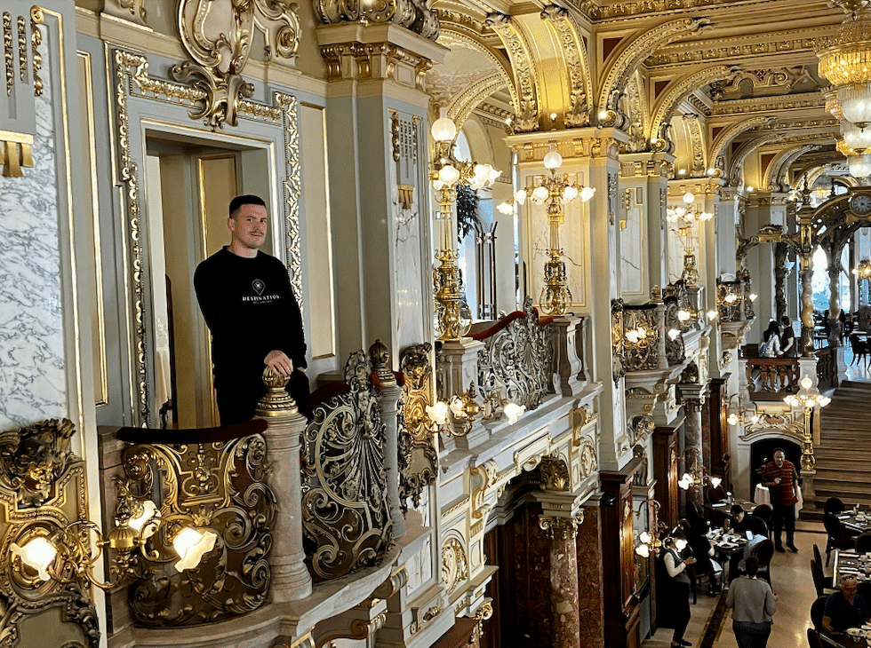 Kristoffer Fons, do Destination Well Known, em um hotel de Budapeste
