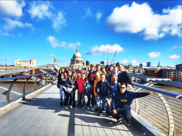 Kristoffer Fons com um grupo em Londres